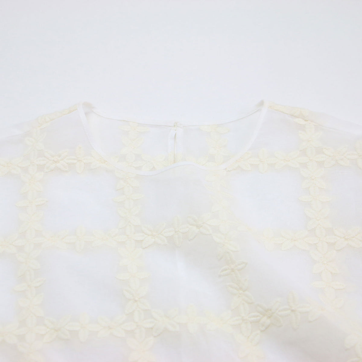 25春夏 クロスフルール ペザントプルオーバー / ブラウス クルーネック 長袖 ボリュームスリーブ シアー フラワーモチーフ 刺繍 ドローコード コットン ウォッシャブル
