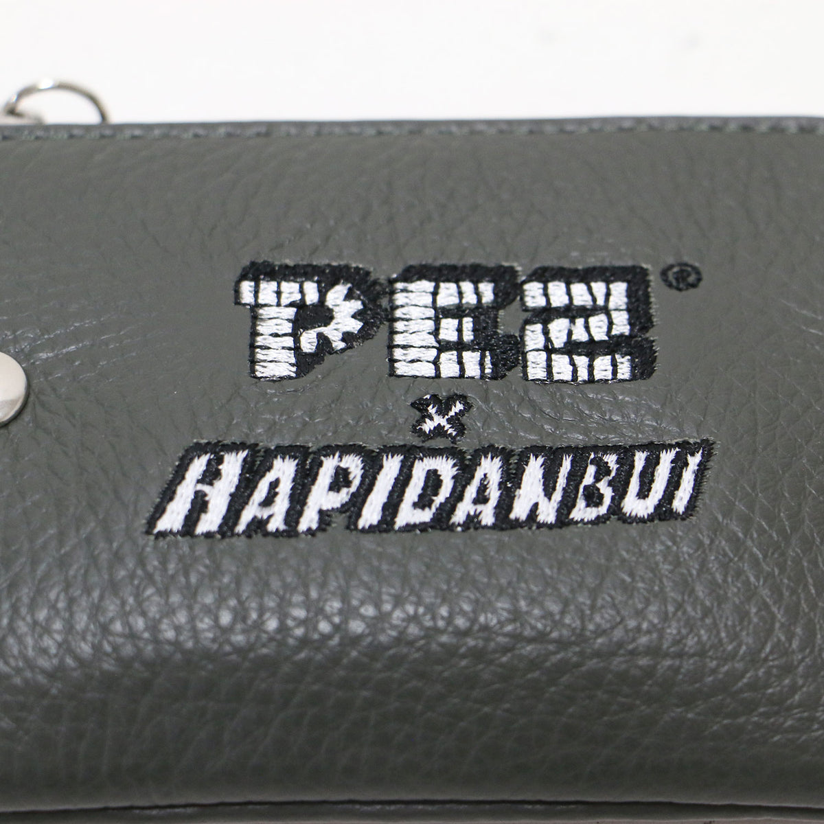 × はぴだんぶい × PEZ 25秋冬 本革 カラビナ付き パス ＆ キーケース / コインケース マルチケース 刺繍 ペッツ サンリオ