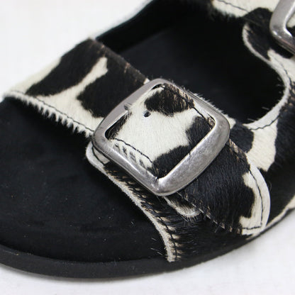 26春夏 2ベルト サンダル / 2 BELT SANDALS 26093450004010 / フラット ハラコ調 ホルスタイン柄 カウレザー