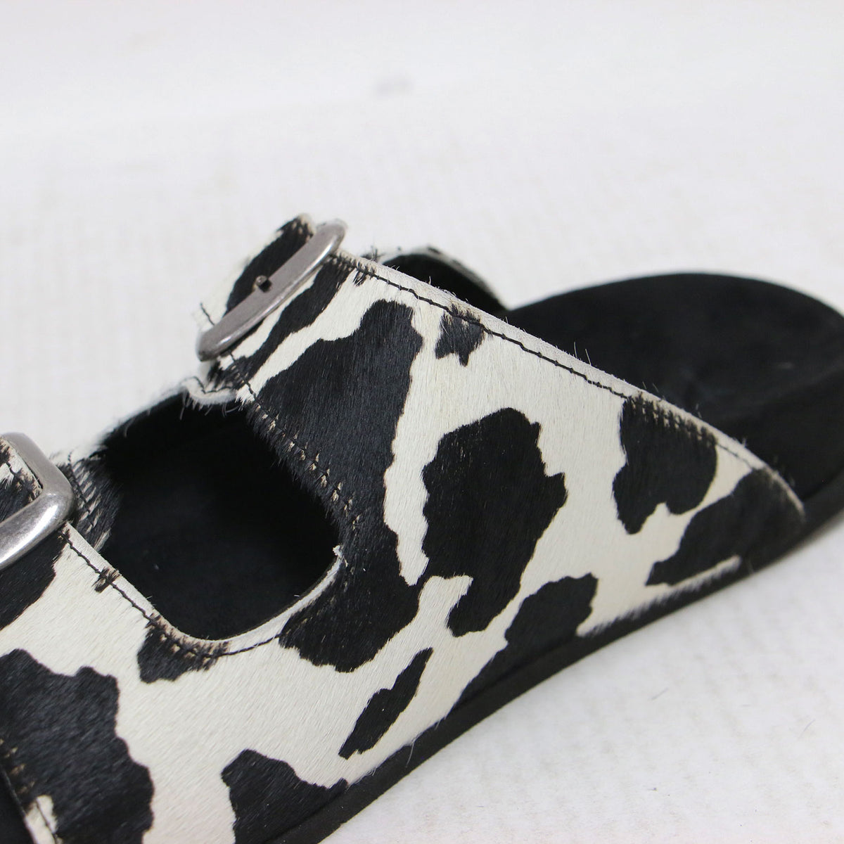 26春夏 2ベルト サンダル / 2 BELT SANDALS 26093450004010 / フラット ハラコ調 ホルスタイン柄 カウレザー