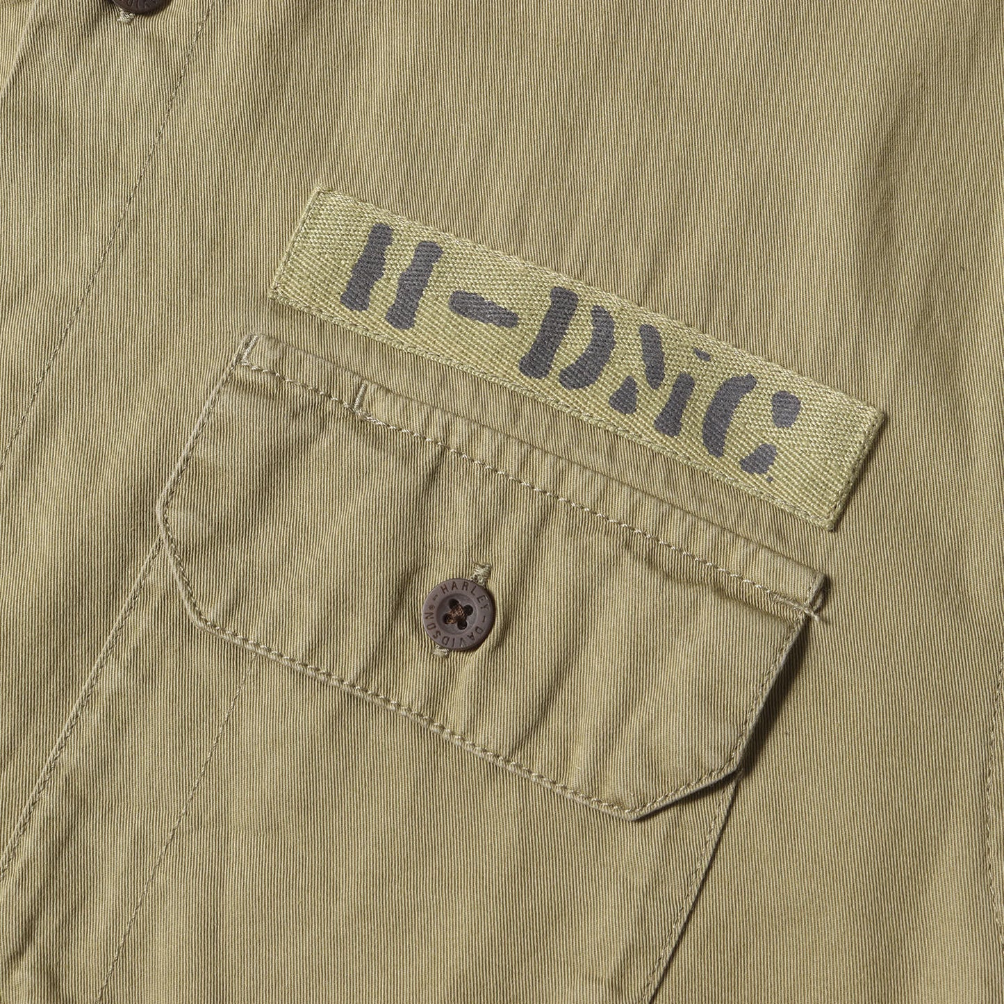 [現行モデル] エンブレム刺繍 コットン サファリ 半袖ボタンシャツ